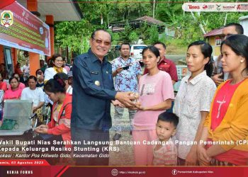 WAKIL BUPATI NIAS SERAHKAN LANGSUNG BANTUAN CADANGAN PANGAN PEMERINTAH (CPP) KEPADA KELUARGA RESIKO STUNTING (KRS)