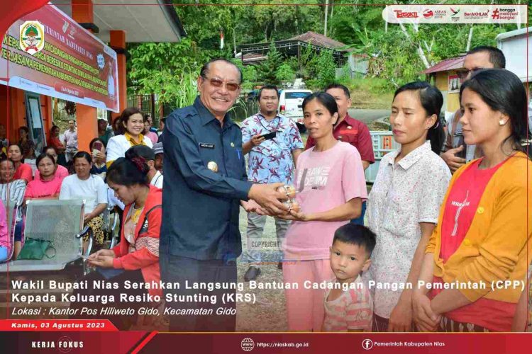 WAKIL BUPATI NIAS SERAHKAN LANGSUNG BANTUAN CADANGAN PANGAN PEMERINTAH (CPP) KEPADA KELUARGA RESIKO STUNTING (KRS)