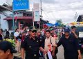 Bupati Nias Barat Pasang Bendera Merah Putih Pada Spion Kendaraan Yang Melintas