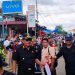 Bupati Nias Barat Pasang Bendera Merah Putih Pada Spion Kendaraan Yang Melintas