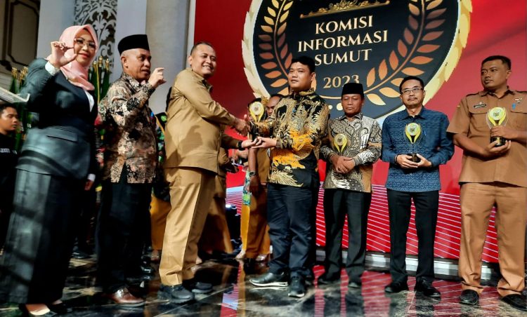 Pemkab Nias Barat Raih Anugerah Keterbukaan Informasi Dengan Predikat Informatif