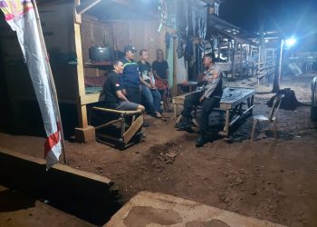Jalin Komunikasi Di Malam Hari,Polsek Pasawahan Rutin Lakukan Binluh Ke Warga Desa Warungkadu,Kec Pasawahan