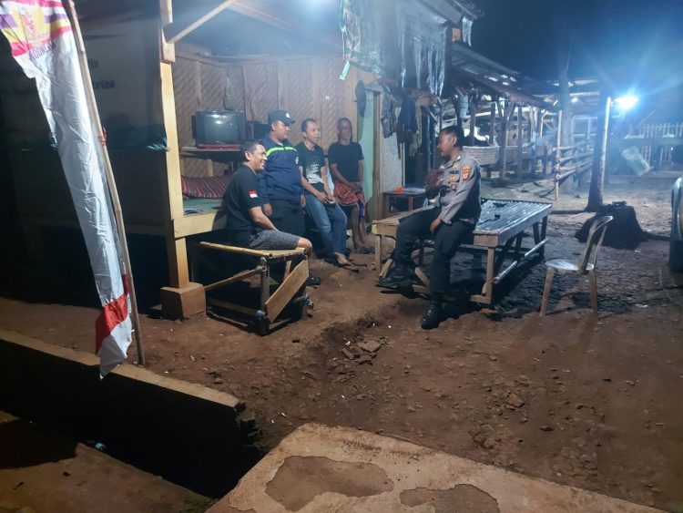 Jalin Komunikasi Di Malam Hari,Polsek Pasawahan Rutin Lakukan Binluh Ke Warga Desa Warungkadu,Kec Pasawahan