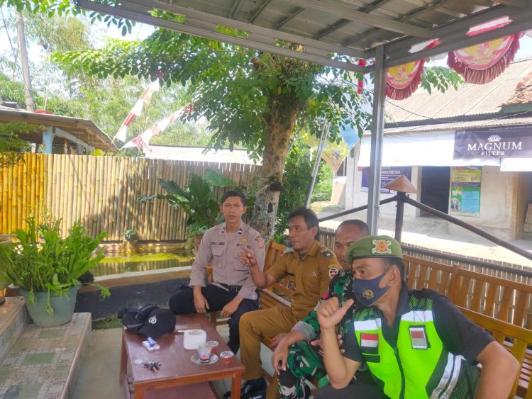 Babinsa dan Bhabinkamtibmas Polsek Pasawahan Perkuat Sinergitas TNI-Polri Dan Pemerintah Daerah Disetiap Kegiatan Di Masyarakat 