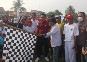 Dedi Juhari Ketua Fraksi Partai PKS Lepas Peserta Jalan Santai Semarak HUT RI 78 di RW 01 Kampung baru Purwakarta