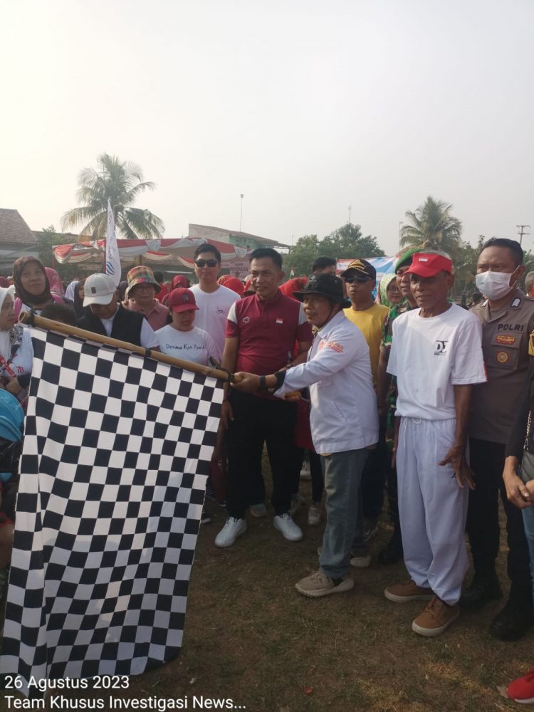 Dedi Juhari Ketua Fraksi Partai PKS Lepas Peserta Jalan Santai Semarak HUT RI 78 di RW 01 Kampung baru Purwakarta