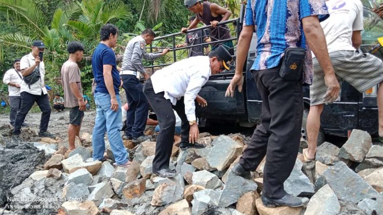 Bupati Nias Barat Pimpin Langsung Evakuasi Kendaraan Di KM. 27 Fadoro Hunogoa