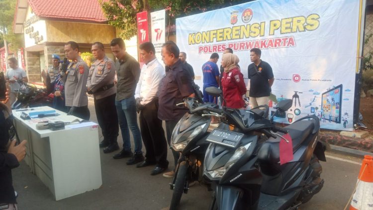 POLSEK PASAWAHAN GELAR PRESS RELEASE DI POLRES PURWAKARTA UNGKAP KASUS CURANMOR DI KEC PONDOK SALAM KAB PURWAKARTA