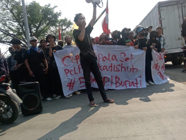 Mahasiswa Unjuk Rasa Perihal Laka Lantas Dump Truk Yang Bermuatan Tanah & Lindas Bocah 6 Tahun Hingga Tewas Di Tangerang