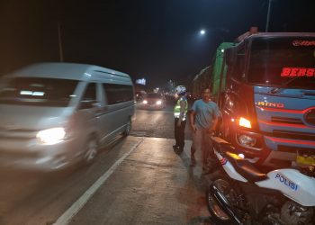 Giat Dikmas,lantas Polsek Jatisari Terhadap Pengemudi Truk Berhenti Di Bahu Jalan