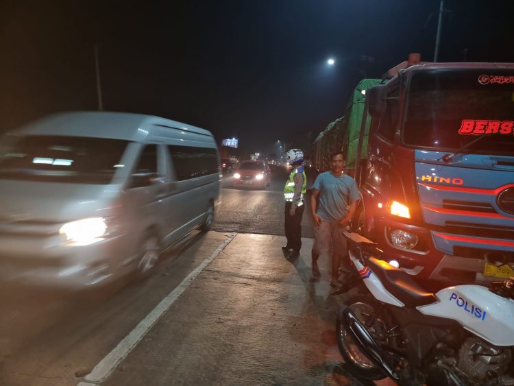 Giat Dikmas,lantas Polsek Jatisari Terhadap Pengemudi Truk Berhenti Di Bahu Jalan