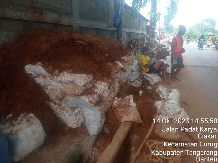 Tak Ada Rambu-Rambu, Galian PIPA PDAM di Padat Karya Curug Ancam Keselamatan Pengendara