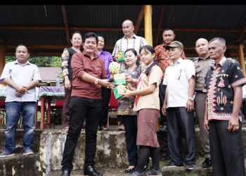 Kunjungi SMA Negeri 1 Mandrehe, Bupati Nias Barat Disambut Guru-guru dan Ratusan Siswa