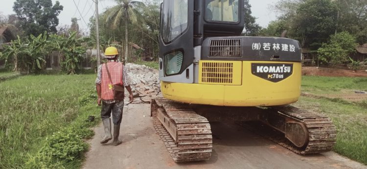 Diduga Tak Bertuan Proyek Jalan Di Kp.Jalupang Desa Cileles Disorot, LSM BP2A2N : Jalan Masih Layak Ko Dibongkar