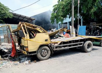 DUAAARRR! Armada Truk Bermuatan Aluminium Foil Diduga Milik PT Surya Logam Meledak