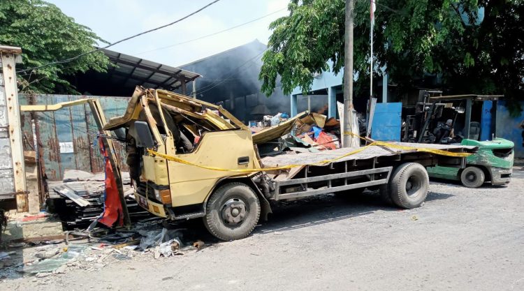 DUAAARRR! Armada Truk Bermuatan Aluminium Foil Diduga Milik PT Surya Logam Meledak