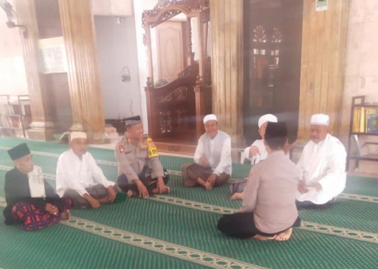 Dalam Rangka Cooling System, Polsek Legok Silaturahmi dan Sholat Jum’at di Masjid Jami Al Ijma