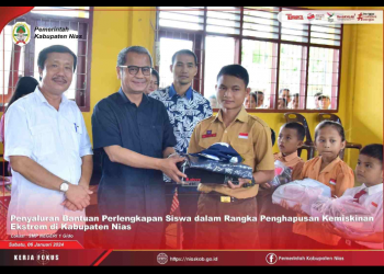 TINGKATKAN KUALITAS PENDIDIKAN, BUPATI NIAS SALURKAN BANTUAN PERLENGKAPAN SISWA