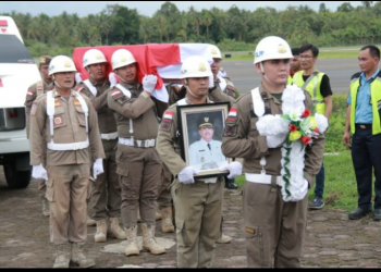 Jenazah Wali Kota Gunungsitoli Almarhum Ir.Lakhomizaro Zebua Tiba Di Gunungsitoli