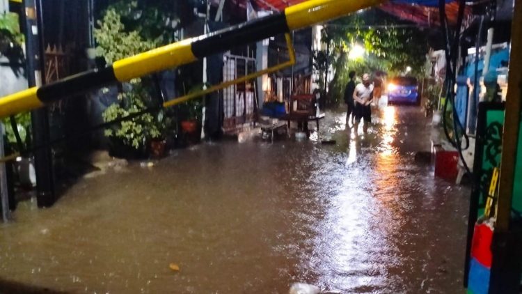 Diguyur Hujan Dalam Satu malam, Perum Binong Permai Terendam Banjir Hingga Sepaha Orang Dewasa