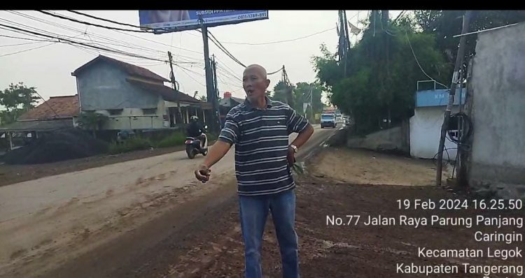Banyak Tanah Merah Berceceran di Jalan Raya Legok Parung Panjang, Warga Mengamuk