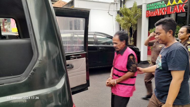 Mantan Kepala desa Cikadu Purwakarta Tersangka Korupsi Anggran Dana Desa,dan Banprop kini resmi telah Ditahan