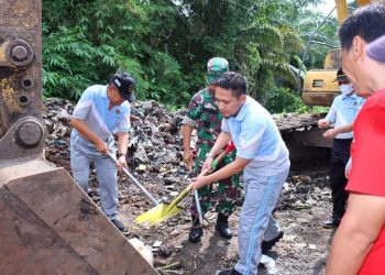 Ikut Perduli Lingkungan Bersih dan Sehat Pemkab Lampung Utara Melaksanakan Kegiatan Bersih-Bersih Pengerukan Sampah