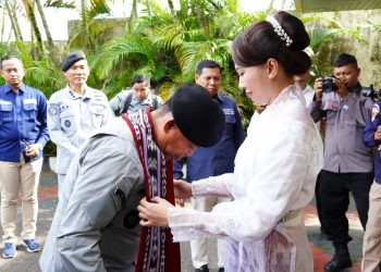 Tiba di Ambon: Kepala Bakamla RI Disambut Tari Lenso