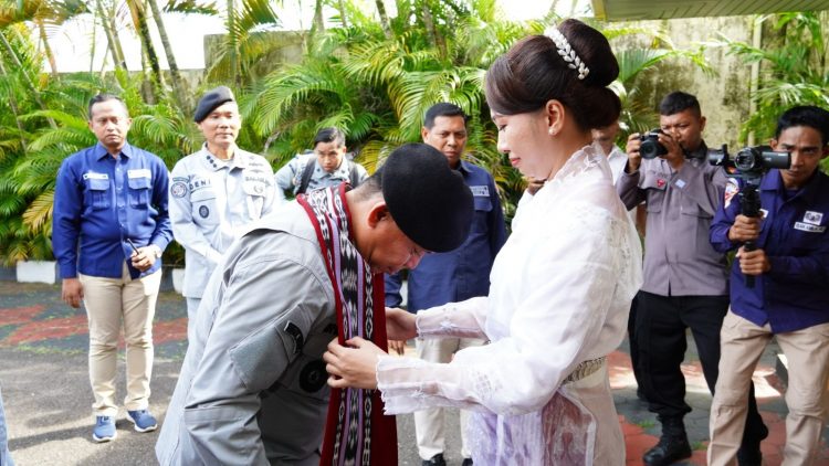 Tiba di Ambon: Kepala Bakamla RI Disambut Tari Lenso