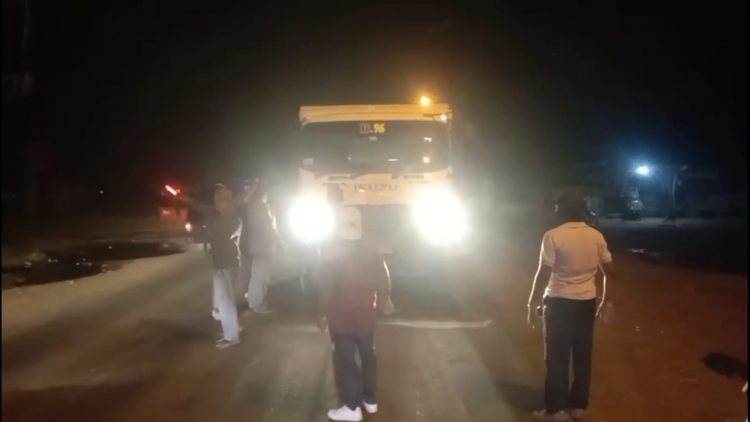 Mobil Muatan Batubara Dihadang Massa, Saat Melintas di Lampung Utara., ini penyebab nya.!