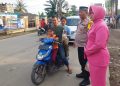 Jemput Berkah Ramadhan, Kapolsek Legok Bagi-Bagi Takjil untuk Masyarakat