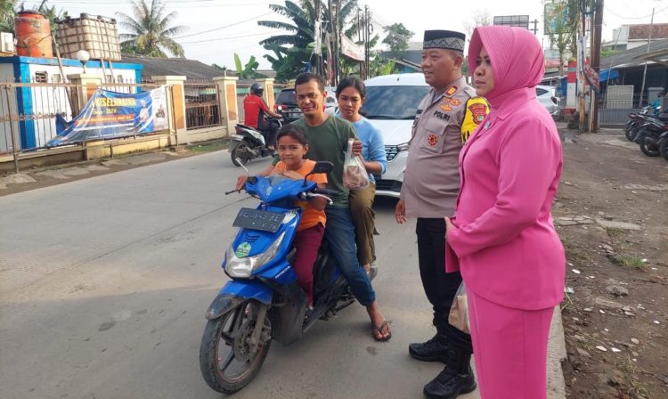 Jemput Berkah Ramadhan, Kapolsek Legok Bagi-Bagi Takjil untuk Masyarakat