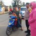 Jemput Berkah Ramadhan, Kapolsek Legok Bagi-Bagi Takjil untuk Masyarakat