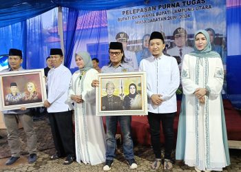 PWI Lampung Utara Berikan Cinderamata Kepada Budi Utomo dan Ardian Saputra