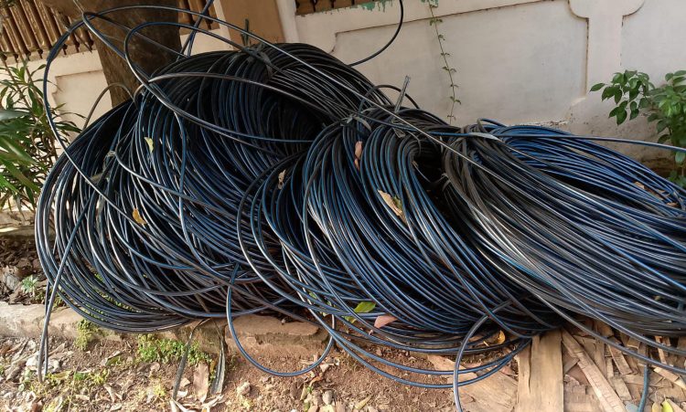 Main Kucing-Kucingan, Pemasangan Kabel FO Milik ICONNET di Kelapa Dua Tangerang Diduga Tak Berizin