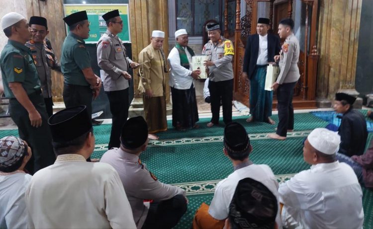 Safari Ramadhan, Kapolres Tangerang Selatan Bersama Kapolsek Legok Sholat Subuh di Masjid Jami Al-Ijma Legok