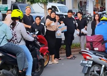 Jemput Berkah Ramadhan, Management AS Bar & Resto Bagi-Bagi Takjil dan Santuni Anak Yatim