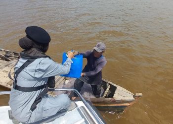 Jelang Lebaran: Stasiun Bakamla Sambas Bagikan Paket Sembako kepada Nelayan di Perairan Sambas