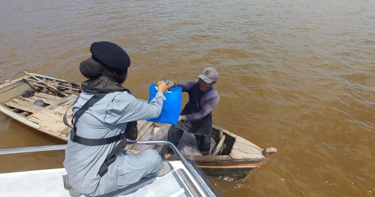 Jelang Lebaran: Stasiun Bakamla Sambas Bagikan Paket Sembako kepada Nelayan di Perairan Sambas