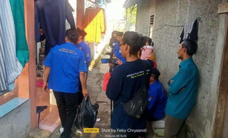 Berikan Santunan, Karang Taruna Kelurahan Sepatan Sambangi Rumah Anak Yatim Piatu