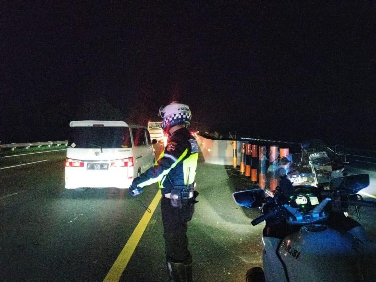 Wujudkan Mudik Aman dan Penuh Makna, Polres Purwakarta Terus Lakukan Pengaturan Lalulintas Hingga Malam