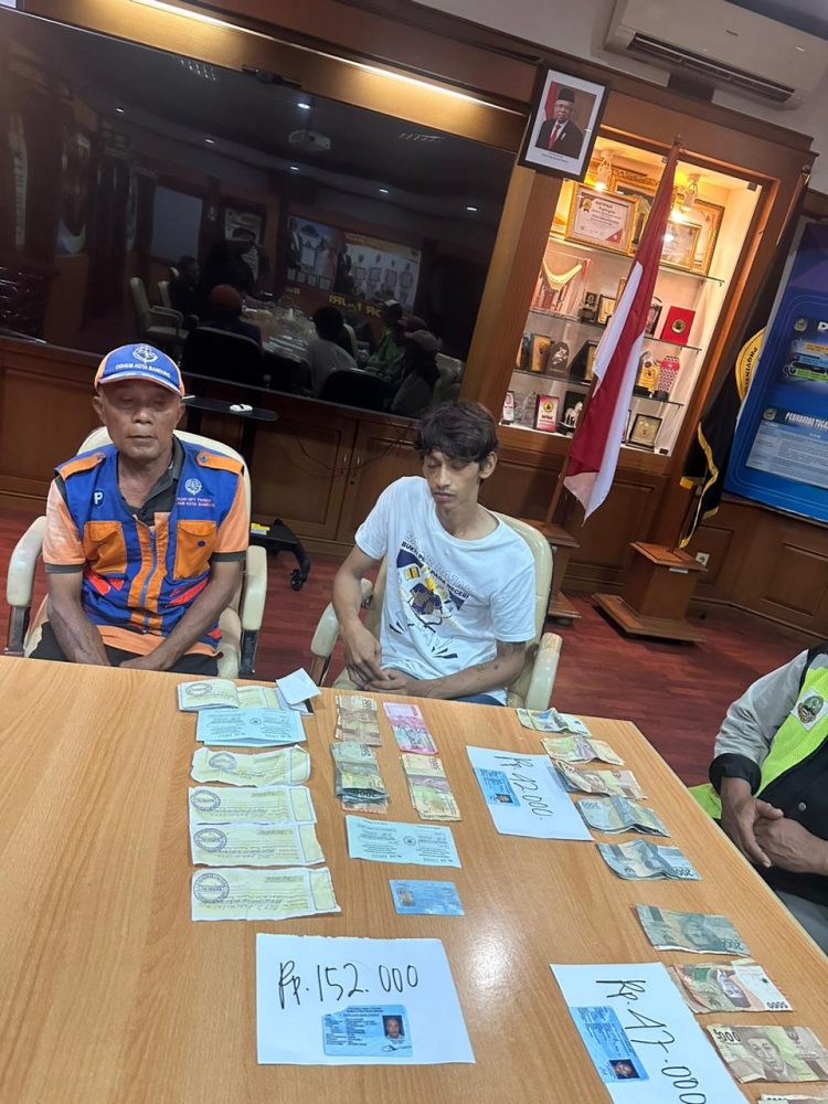 SABER PUNGLI PROV. JABAR AMANKAN SEJUMLAH PELAKU PARKIR LIAR (PUNGLI) YANG DIDUGA DILAKUKAN DI AREA MASJID AL-JABAR