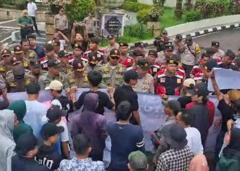 Demonstran Geruduk Kantor Bupati Tangerang, Diduga Sekda Tidak Netral