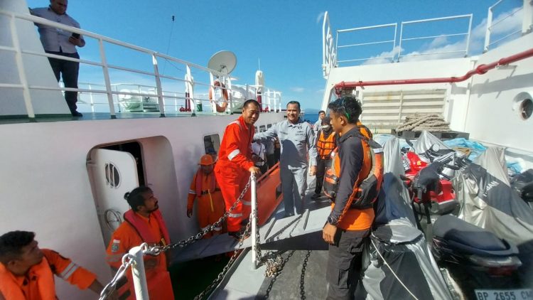 Bakamla RI: Evakuasi ABK Kapal Tanzania Terbakar di Perairan Pulau Timor