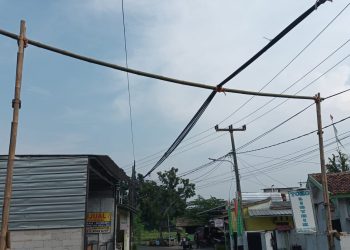 Akibat Pemasangan Kabel Jaringan Internet yang Diduga Asal Jadi, Warga Jadi Korban