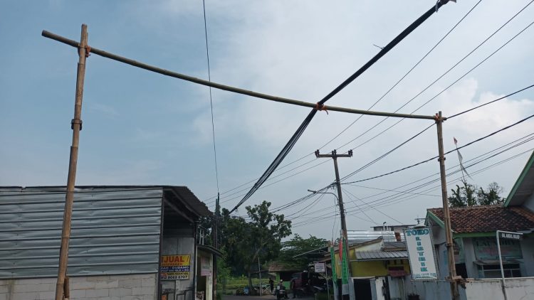 Akibat Pemasangan Kabel Jaringan Internet yang Diduga Asal Jadi, Warga Jadi Korban