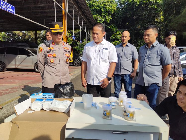 Komitmen Berantas Narkoba, Anggota Satres Narkoba Polres Purwakarta Dites Urine