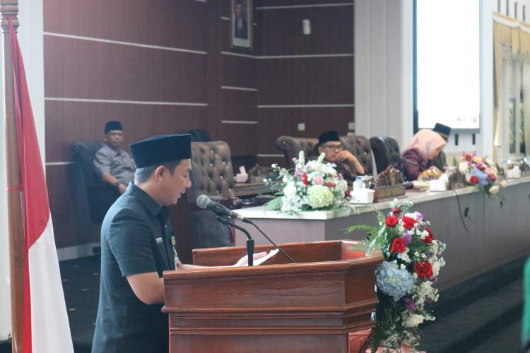 Sekda Norman Nugraha Sampaikan Penjelasan Bupati terhadap Ranperda tentang RPJPD 2025-2045 pada Rapat Paripurna Tingkat I DPRD Purwakarta