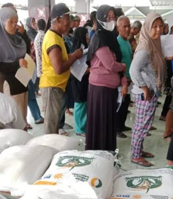 Bapanas kembali Salurkan Bantuan Beras 10 Kilogram Di kecamatan Cimarga