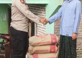 Salah Satu Wujud Kepedulian Polri Di Bidang Keagamaan, Polsek Gunungkencana Berikan Bantuan Semen Dan Kayu Untuk Pembangunan Ponpes